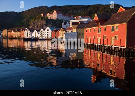 Bâtiments le long du front de mer de Bergen ; Bergen, Norvège Banque D'Images