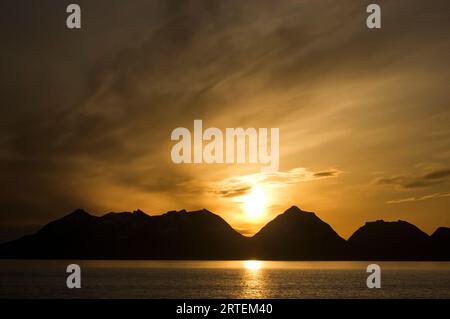 Montagnes au nord du cercle arctique, terre du soleil de minuit ; Norvège Banque D'Images