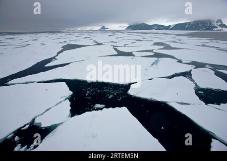 Glace brisée dans l'archipel du Svalbard ; Spitzberg, archipel du Svalbard, Norvège Banque D'Images