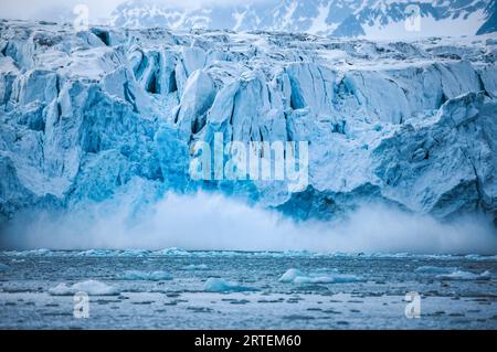 Glace bleue dans le glacier Lilliehook ; Spitzberg, archipel du Svalbard, Norvège. Banque D'Images