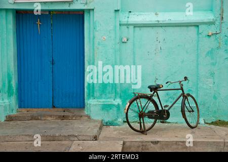 Vélo garé devant une maison à Pondichéry, la région française de l'Inde du Sud ; Pondichéry, Inde Banque D'Images