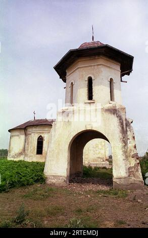 Roumanie, 1990. Ancienne église abandonnée dans un village près de Bucarest. Banque D'Images