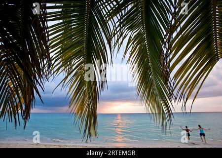 Coucher de soleil sur l'océan à Negril Beach en Jamaïque ; Jamaïque, Antilles Banque D'Images