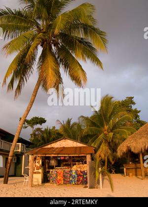 Boutique de souvenirs sur la plage de Negril à la lumière du coucher du soleil ; Jamaïque Banque D'Images