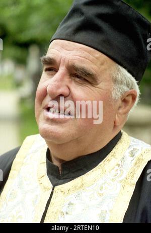 Traisteni, commune de Valea Doftanei, comté de Prahova, Roumanie, 2003. Père Ioan Albu, prêtre à l'église orthodoxe locale 'Saint voïvodes'. Banque D'Images