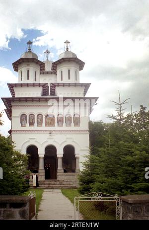 Traisteni, commune de Valea Doftanei, comté de Prahova, Roumanie, 2003. Vue extérieure de l'église orthodoxe 'Saint voïvodes' Banque D'Images