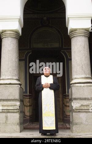 Traisteni, commune de Valea Doftanei, comté de Prahova, Roumanie, 2003. Père Ioan Albu, prêtre à l'église orthodoxe locale 'Saint voïvodes'. Banque D'Images