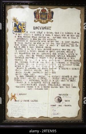 Traisteni, commune de Valea Doftanei, comté de Prahova, Roumanie, 2003. Un document de 1988 de la reconsécration de l'Église orthodoxe 'Saint voïvodes'. Banque D'Images