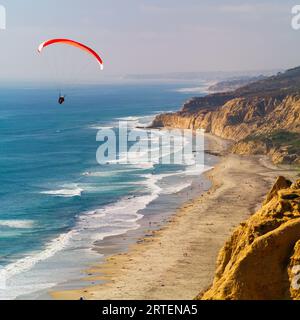 Parapente sur la plage et le littoral ; la Jolla, Californie, États-Unis d'Amérique Banque D'Images