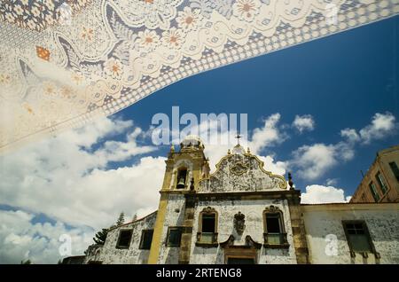 Vue extérieure d'une église et d'un rideau de dentelle flottant ; Recife, Brésil Banque D'Images