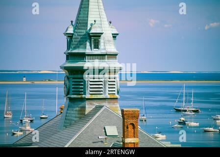 Port de Provincetown avec hôtel de ville au premier plan, Cape Cod, Massachusetts, États-Unis ; Cape Cod, Massachusetts, États-Unis d'Amérique Banque D'Images