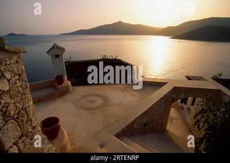 Vue sur la Méditerranée sur la terrasse d'un club de plage ; Kalkan, Turquie Banque D'Images