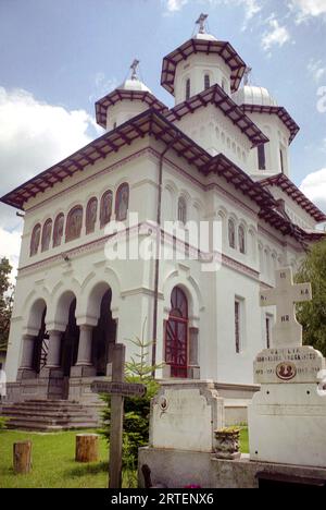 Traisteni, commune de Valea Doftanei, comté de Prahova, Roumanie, 2003. Vue extérieure de l'église orthodoxe 'Saint voïvodes' Banque D'Images