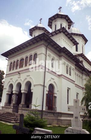 Traisteni, commune de Valea Doftanei, comté de Prahova, Roumanie, 2003. Vue extérieure de l'église orthodoxe 'Saint voïvodes' Banque D'Images