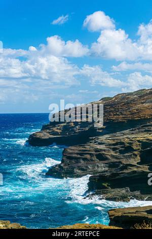 Vues sur les paysages et les tubes de lave dépassant dans l'océan à Lanai Lookout sur la Kalanianaole Highway à Oahu, Hawaï. C'est aussi un sp populaire Banque D'Images