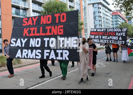 Londres, Royaume-Uni. 12 septembre 2023. Les manifestants anti-guerre défilent et bloquent les routes entourant le centre Excel le jour de l'ouverture de la foire aux armements de la DSEI. Crédit : Photographie de onzième heure / Alamy Live News Banque D'Images