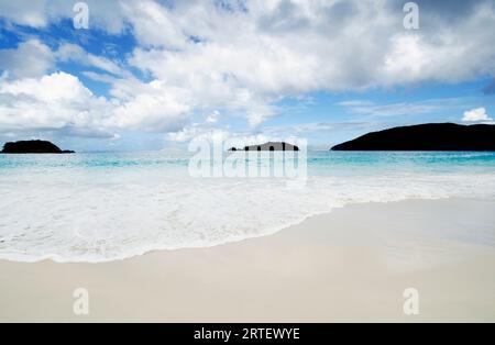 Vague de mer sur la plage de sable à Cinnamon Bay, parc national des îles Vierges Banque D'Images