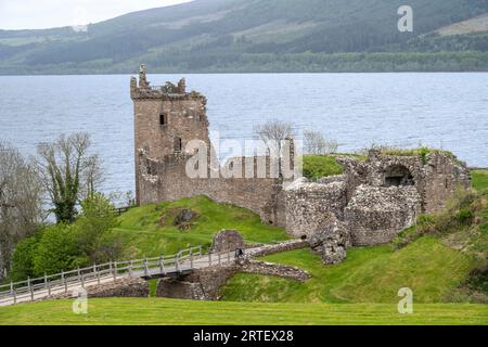 Chemin et entrée dans le château d'Urquhart en passant par l'endroit où se trouvait autrefois le pont-levis et l'eau du Loch Ness en arrière-plan Banque D'Images