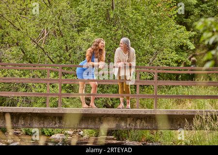 Mère et fille adulte debout sur le pont Banque D'Images