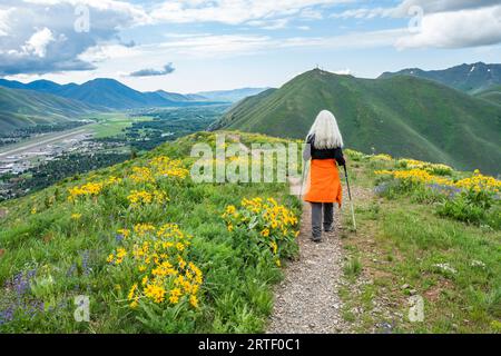 États-Unis, Idaho, Hailey, femme blonde senior en randonnée sur carbonate Mountain Trail Banque D'Images