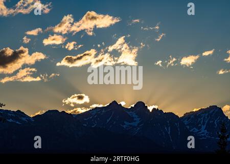 États-Unis, Idaho, Stanley, vue panoramique sur les montagnes Sawtooth au coucher du soleil Banque D'Images