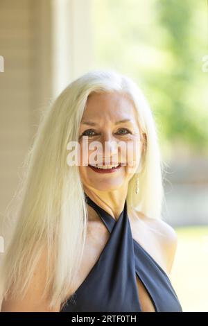 Portrait of senior woman looking at camera Banque D'Images