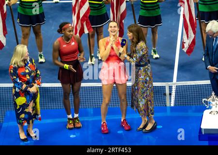 Coco Gauff (USA) remporte la finale en simple féminin avec Aryna Sabalenka (BLR), finaliste de l'US Open de tennis 2023. Banque D'Images