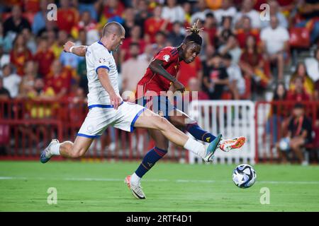 Grenade, Espagne. 12 septembre 2023. L'Espagnol Nico Williams (R) tire lors du match de qualification de la ronde de groupes pour le Championnat d'Europe de l'UEFA 2024 entre l'Espagne et Chypre à Grenade, Espagne, le 12 septembre 2023. Crédit : Gustavo Valient/Xinhua/Alamy Live News Banque D'Images