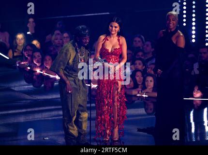 Rema et Selena Gomez sur scène après avoir remporté le prix du meilleur Afrobeats pour leur chanson Calm Down aux MTV Video Music Awards 2023 qui se sont déroulés au Prudential Center de Newark, New Jersey. Date de la photo : mardi 12 septembre 2023. Banque D'Images