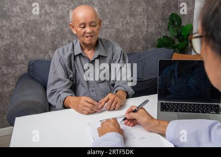 Femme médecin asiatique et patient âgé âgé âgé âgé âgé. Concept de santé et de médecine. Banque D'Images