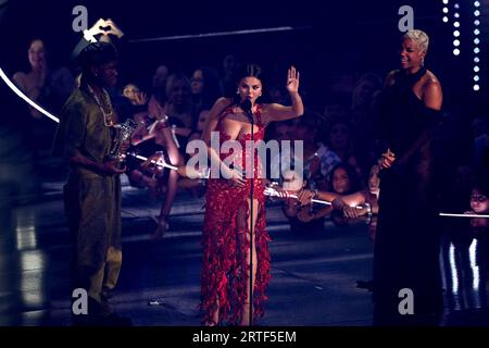 Rema et Selena Gomez sur scène après avoir remporté le prix du meilleur Afrobeats pour leur chanson Calm Down aux MTV Video Music Awards 2023 qui se sont déroulés au Prudential Center de Newark, New Jersey. Date de la photo : mardi 12 septembre 2023. Banque D'Images