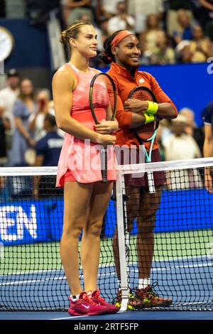 Coco Gauff (États-Unis) et Aryna Sabalenka (BLR) lors de la transition en finale simple féminine de l'US Open de tennis 2023. Banque D'Images