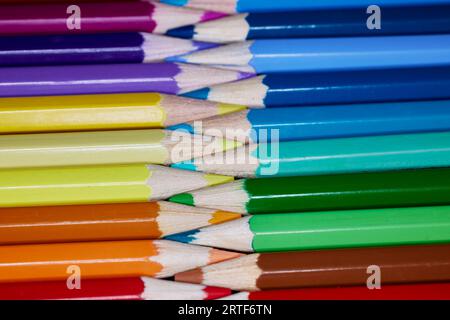 Gros plan d'une rangée de crayons de couleur alignés ensemble Banque D'Images