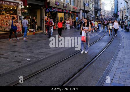 Istanbul, Turquie. 07 septembre 2023. On voit des gens marcher sur la rue Istiklal. Crédit : SOPA Images Limited/Alamy Live News Banque D'Images