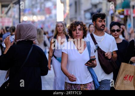 Istanbul, Turquie. 07 septembre 2023. On voit des gens marcher sur la rue Istiklal. Crédit : SOPA Images Limited/Alamy Live News Banque D'Images