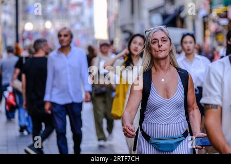 Istanbul, Turquie. 07 septembre 2023. On voit des gens marcher sur la rue Istiklal. Crédit : SOPA Images Limited/Alamy Live News Banque D'Images