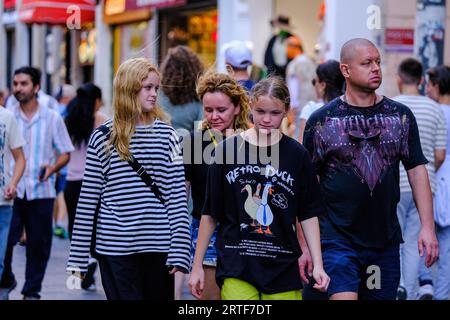 Istanbul, Turquie. 07 septembre 2023. On voit des gens marcher sur la rue Istiklal. (Photo de Mine Toz/SOPA Images/Sipa USA) crédit : SIPA USA/Alamy Live News Banque D'Images