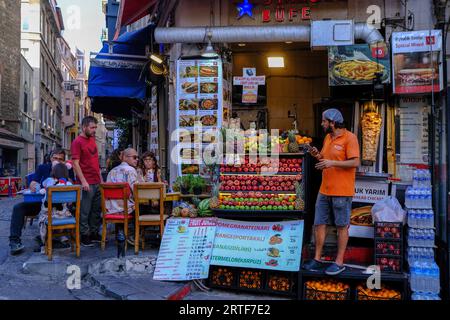 Istanbul, Turquie. 07 septembre 2023. Une employée de café à Beyo?lu regarde son téléphone. (Photo de Mine Toz/SOPA Images/Sipa USA) crédit : SIPA USA/Alamy Live News Banque D'Images