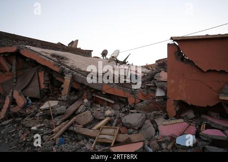 Al Haouz, Maroc. 12 septembre 2023. Les bâtiments détruits sont photographiés à Talat n'Yaaqoub, province d'Al Haouz, Maroc, le 12 septembre 2023. Le nombre de morts du tremblement de terre dévastateur au Maroc est passé à 2 901, et les blessés à 5 530, selon la dernière déclaration publiée mardi par le gouvernement marocain. Crédit : Wang Dongzhen/Xinhua/Alamy Live News Banque D'Images