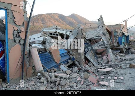 Al Haouz, Maroc. 12 septembre 2023. Les bâtiments détruits sont photographiés à Talat n'Yaaqoub, province d'Al Haouz, Maroc, le 12 septembre 2023. Le nombre de morts du tremblement de terre dévastateur au Maroc est passé à 2 901, et les blessés à 5 530, selon la dernière déclaration publiée mardi par le gouvernement marocain. Crédit : Wang Dongzhen/Xinhua/Alamy Live News Banque D'Images