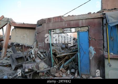Al Haouz, Maroc. 12 septembre 2023. Les bâtiments détruits sont photographiés à Talat n'Yaaqoub, province d'Al Haouz, Maroc, le 12 septembre 2023. Le nombre de morts du tremblement de terre dévastateur au Maroc est passé à 2 901, et les blessés à 5 530, selon la dernière déclaration publiée mardi par le gouvernement marocain. Crédit : Wang Dongzhen/Xinhua/Alamy Live News Banque D'Images