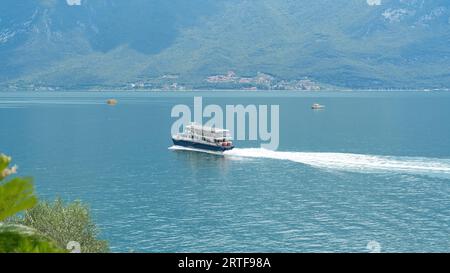 Liaison ferry entre les stations populaires de Malcesine et Limone Sul Garda sur le lac de Garde en Italie en été Banque D'Images