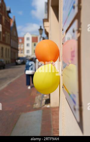 Ballons indiquant un anniversaire d'entreprise sur la façade d'un bâtiment commercial dans la vieille ville de Wismar en Allemagne Banque D'Images