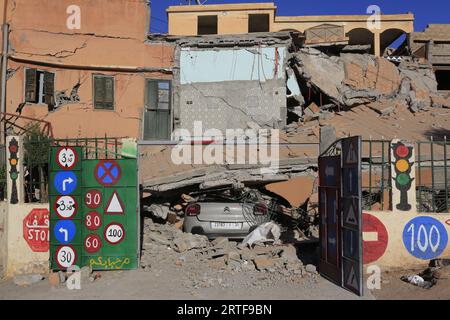 Al Haouz, Maroc. 12 septembre 2023. Un bâtiment endommagé est vu dans le village de Talat n'Yaaqoub après un tremblement de terre dans le sud de Marrakech. Al Haouz, Maroc, 12 septembre 2023. Le nombre de morts a continué de grimper à la suite du rare et puissant tremblement de terre de magnitude 6,8 qui a frappé le Maroc vendredi soir. Plus de 2 900 personnes sont confirmées mortes. Le séisme, le plus fort du Maroc depuis plus d'un siècle, a frappé la chaîne de montagnes du Haut Atlas du pays près de Marrakech. Photo de Youssef Boudlal/ABACAPRESS.COM crédit : Abaca Press/Alamy Live News Banque D'Images