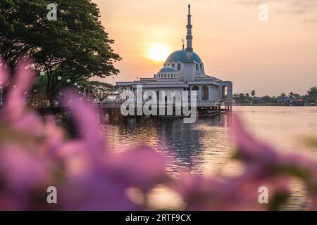 Masjid Inde, mosquée flottante située dans la ville de Kuching, Sarawak, Malaisie orientale Banque D'Images