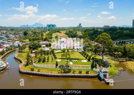 Vue aérienne du palais Astana dans la ville de Kuching, Sarawak, île de Bornéo, Malaisie Banque D'Images