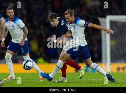 Glasgow. 13 septembre 2023. L'Anglais Harry Kane (R) est contesté par l'Ecosse Kieran Tierney lors d'un match amical entre l'Ecosse et l'Angleterre à Glasgow, en Grande-Bretagne, le 12 septembre 2023. Crédit : Xinhua/Alamy Live News Banque D'Images