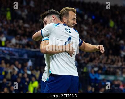 Glasgow. 13 septembre 2023. L'Anglais Harry Kane (R) célèbre avec son coéquipier Declan Rice après avoir marqué lors d'un match amical entre l'Écosse et l'Angleterre à Glasgow, en Grande-Bretagne, le 12 septembre 2023. Crédit : Xinhua/Alamy Live News Banque D'Images