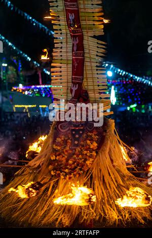 Capturer l'âme du Kerala : Theyyam danses dévoilées. Célébrant les traditions vibrantes des danses Theyyam du Kerala Banque D'Images