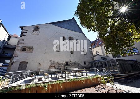 PRODUCTION - 11 septembre 2023, Thuringe, Erfurt : le soleil brille sur l'ancienne synagogue. Ses traces de construction les plus anciennes remontent aux environs de 1094. Aujourd'hui, elle est considérée comme l'une des plus anciennes synagogues d'Europe centrale préservées jusqu'au toit. Au cours de la 45e session de l'organisation culturelle des Nations Unies UNESCO à Riyad, la capitale de l'Arabie saoudite, d'autres sites culturels et naturels doivent recevoir le statut de patrimoine mondial. Erfurt, la capitale de l'État de Thuringe, espère également recevoir ce prix pour son patrimoine médiéval juif. (À dpa-Korr: "Erfurt espère un statut de patrimoine mondial avec le patrimoine juif") photo: Banque D'Images